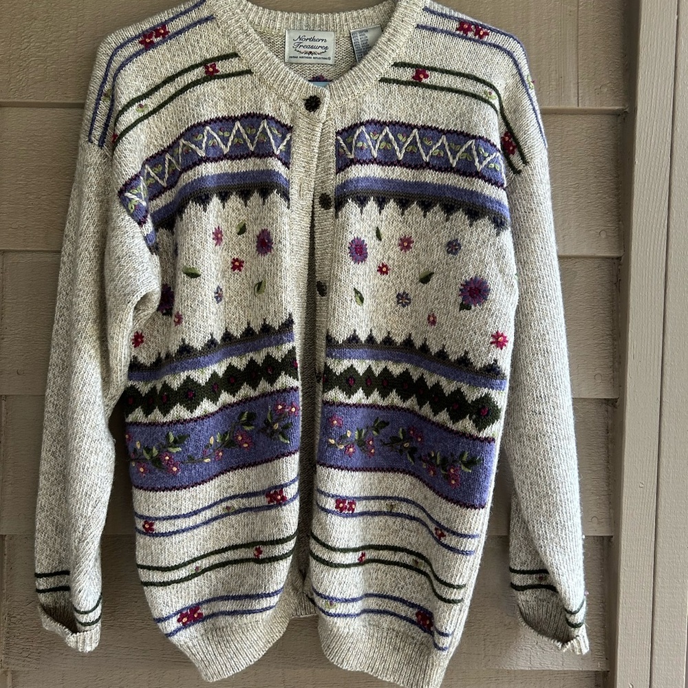 Northern Treasures  Vintage Cream and Purple Floral Cardigan. Sz M